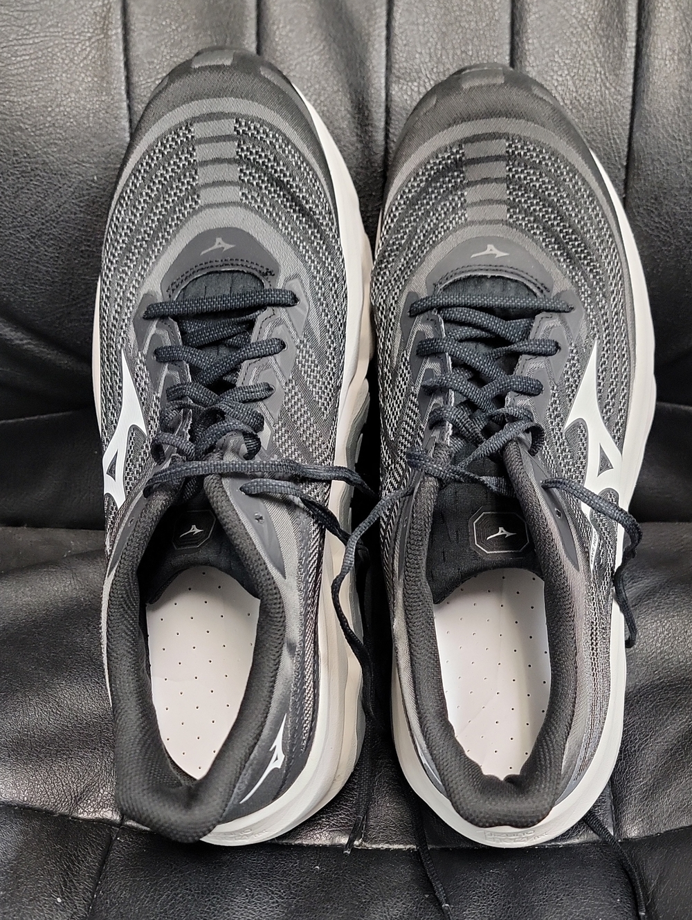 Mizuno Men's Gray and Black Athletic Running Shoes